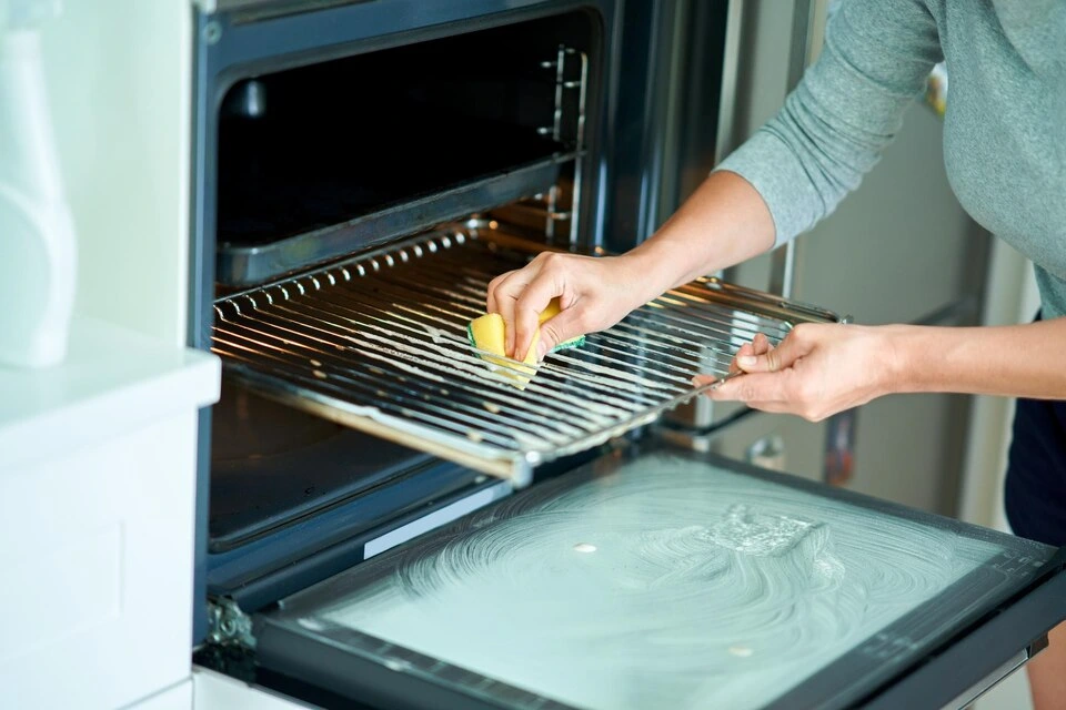 How To Clean Oil From Oven: Best Oven Cleaning Tips